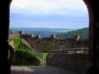 burg-breuberg-blick-durch-den-torbogen-auf-den-odenwald-von-nicole-kaffenberger